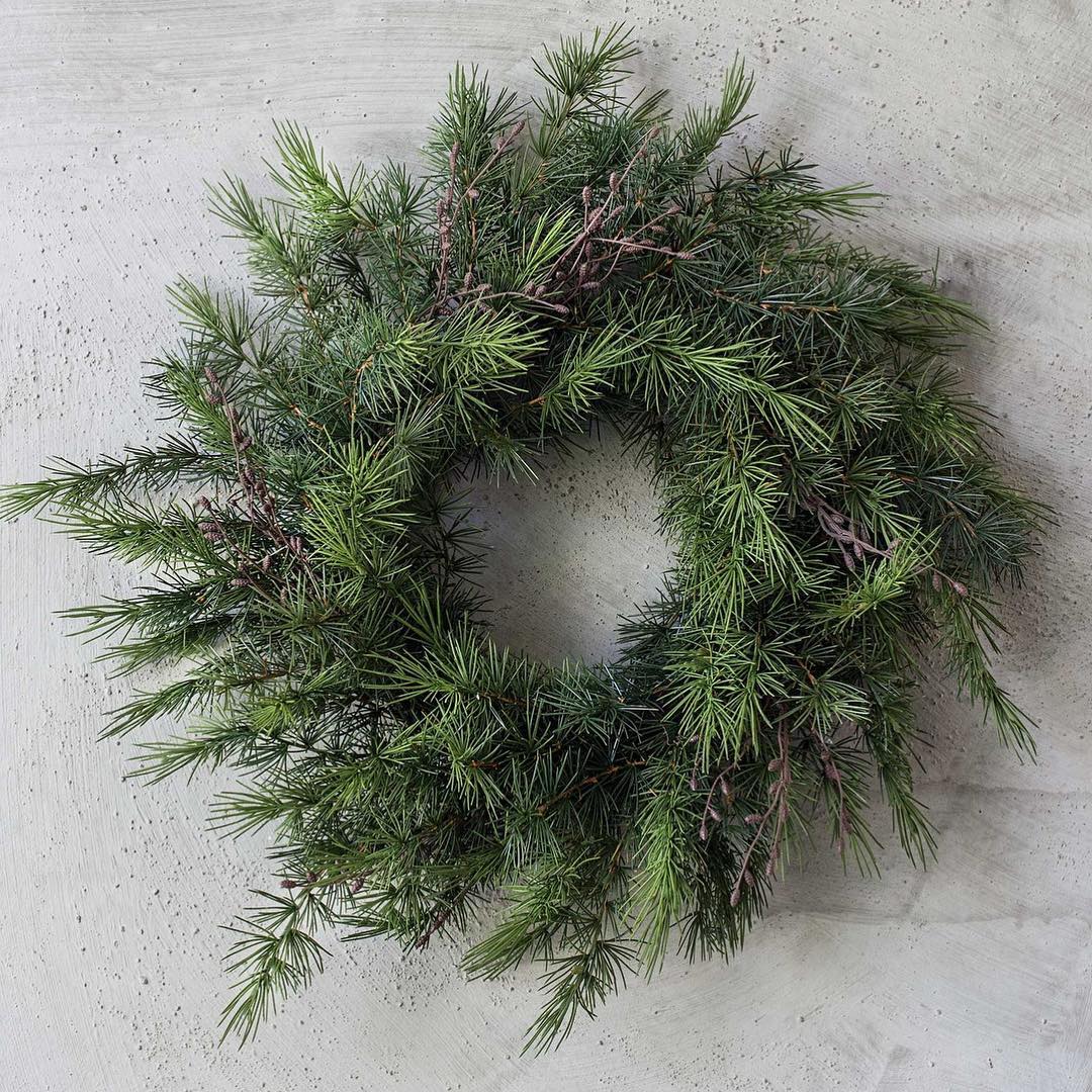 Iš natūralių kėnio šakų ir žalumos pintas Kalėdinis advento vainikas