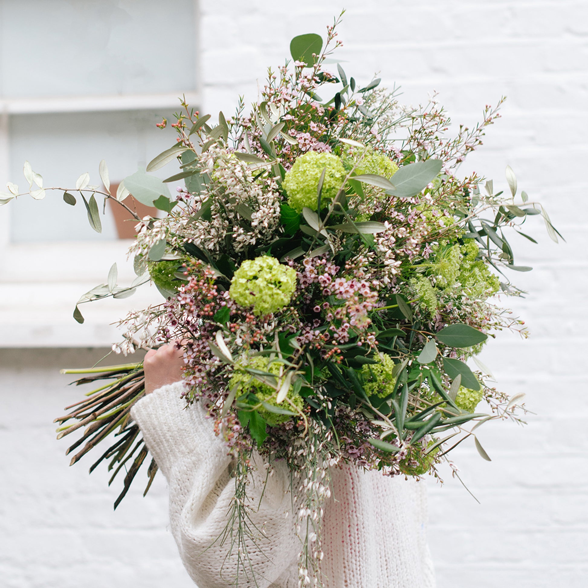 Putinų, švelniai rožinio žėruonio ir pavasarinės žalumos puokštė