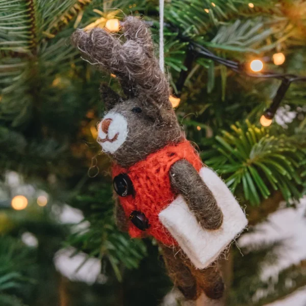 Pakabinama rankų darbo Kalėdų eglutės dekoracija iš veltinio „Elnias su liemene“