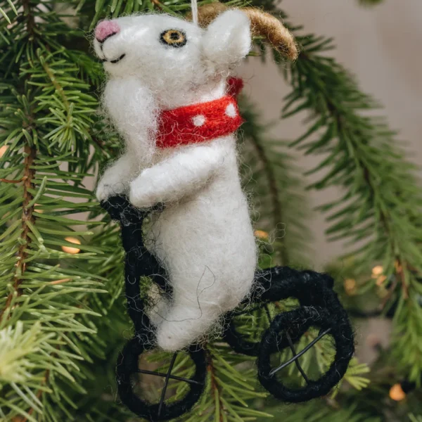 Pakabinama rankų darbo Kalėdų eglutės dekoracija iš veltinio „Avis su dviračiu“