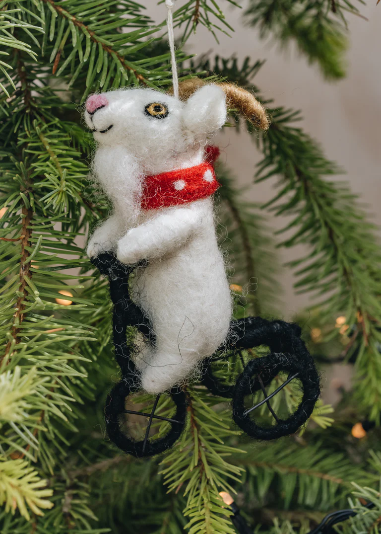 Pakabinama rankų darbo Kalėdų eglutės dekoracija iš veltinio „Avis su dviračiu“