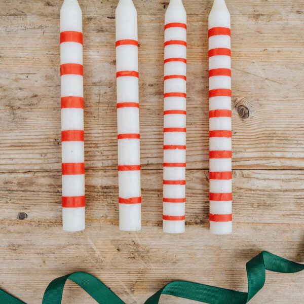 Rankų darbo žvakių rinkinys „Raudoni brūkšneliai“, sojų vaško