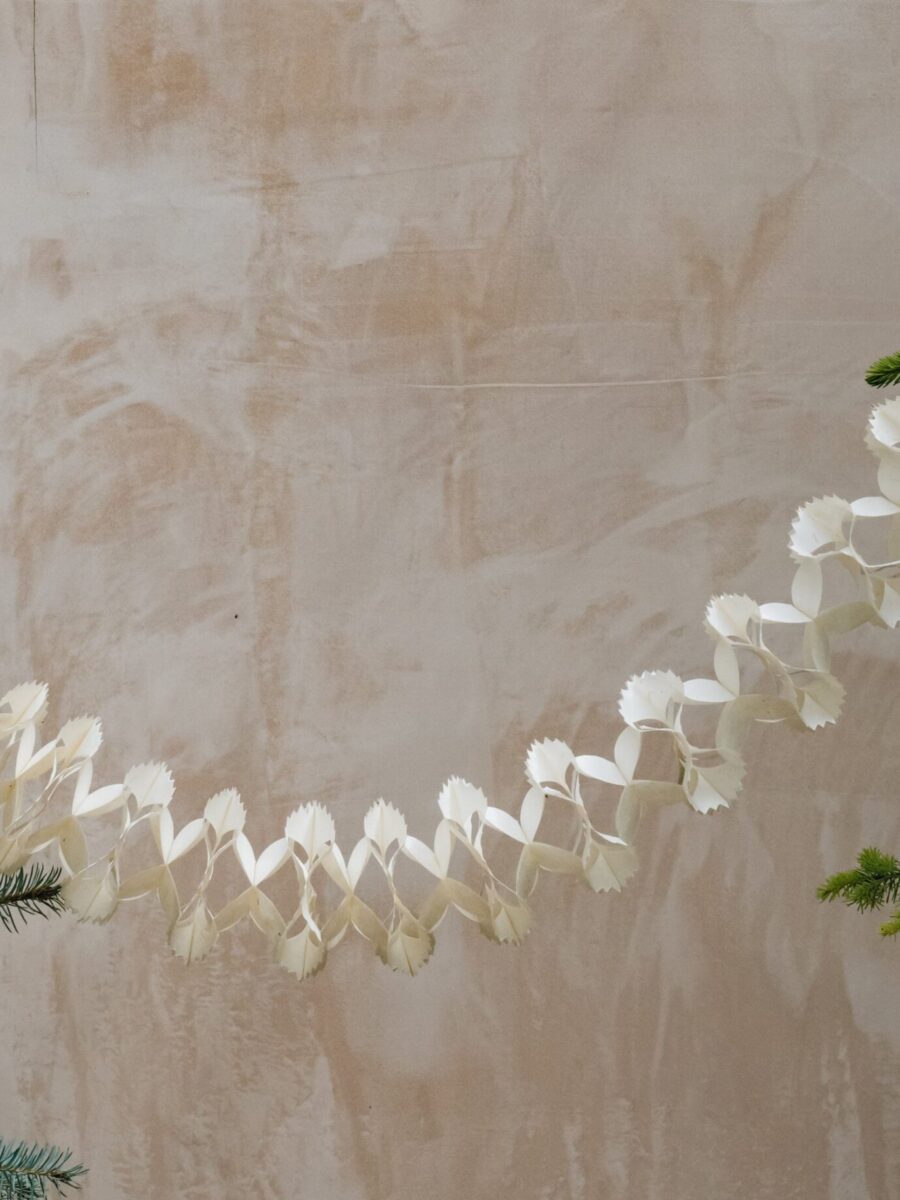 Pakabinama rankų darbo Kalėdinės eglutės girlianda