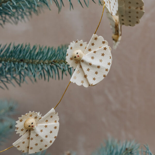 Pakabinama rankų darbo Kalėdinės eglutės girlianda „Angelai“