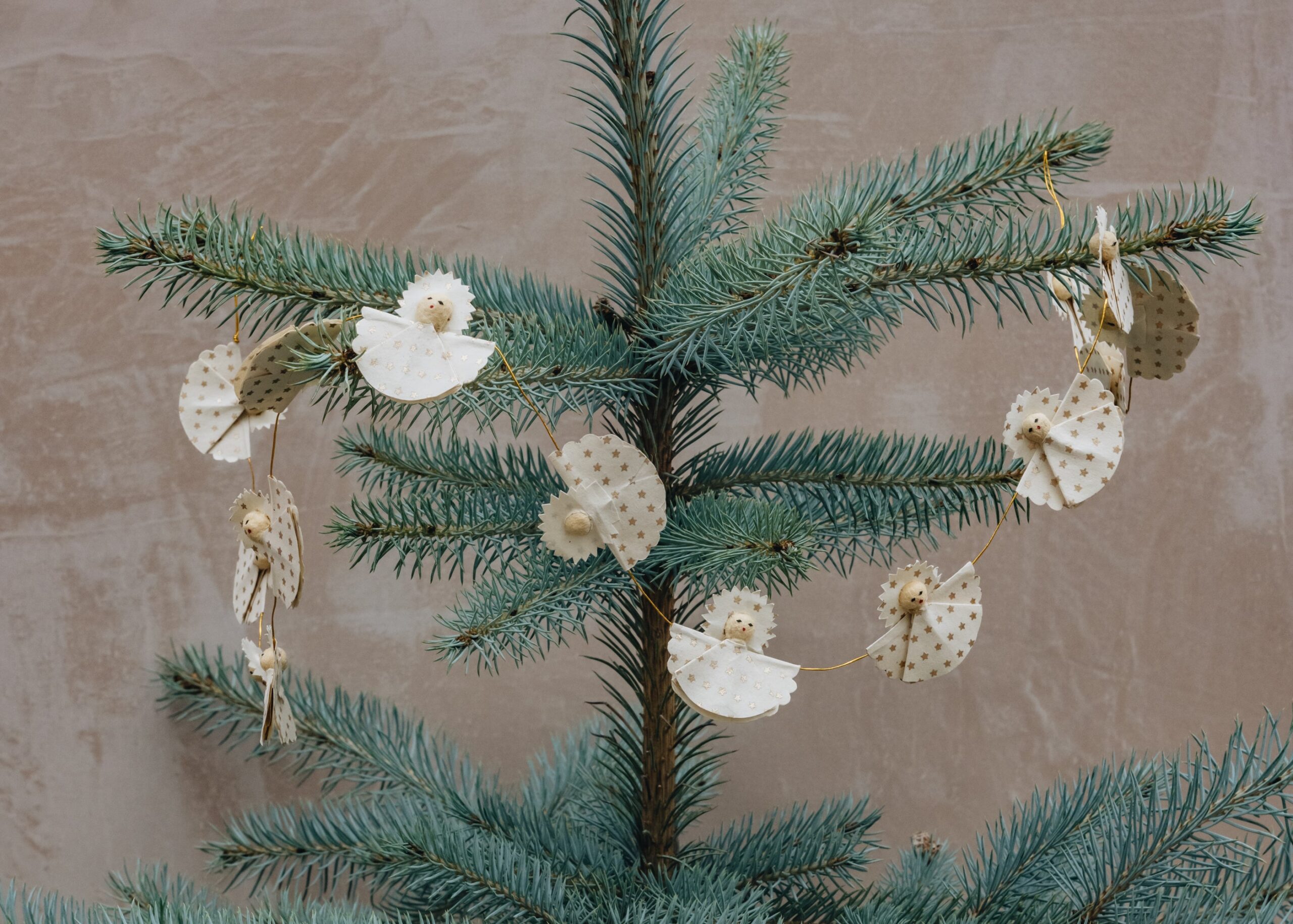 Pakabinama rankų darbo Kalėdinės eglutės girlianda „Angelai“