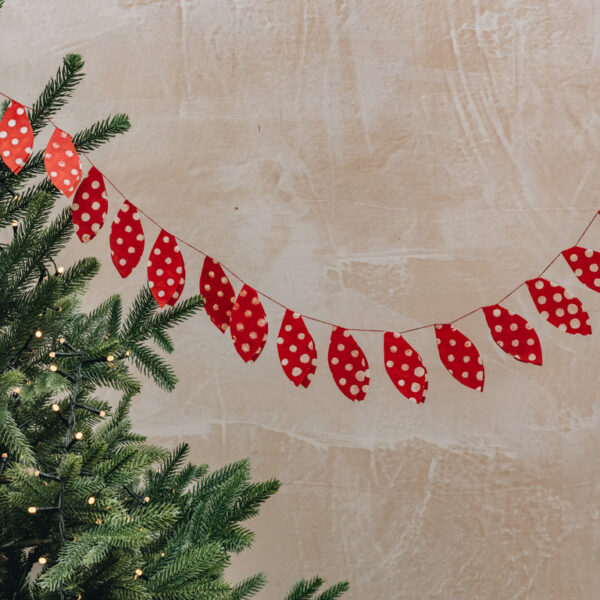 Pakabinama rankų darbo Kalėdinės eglutės girlianda „Raudonai balta“