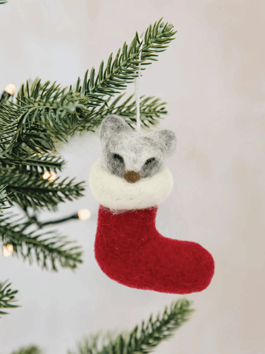 Pakabinama rankų darbo Kalėdų eglutės dekoracija iš veltinio „Meškėnas“