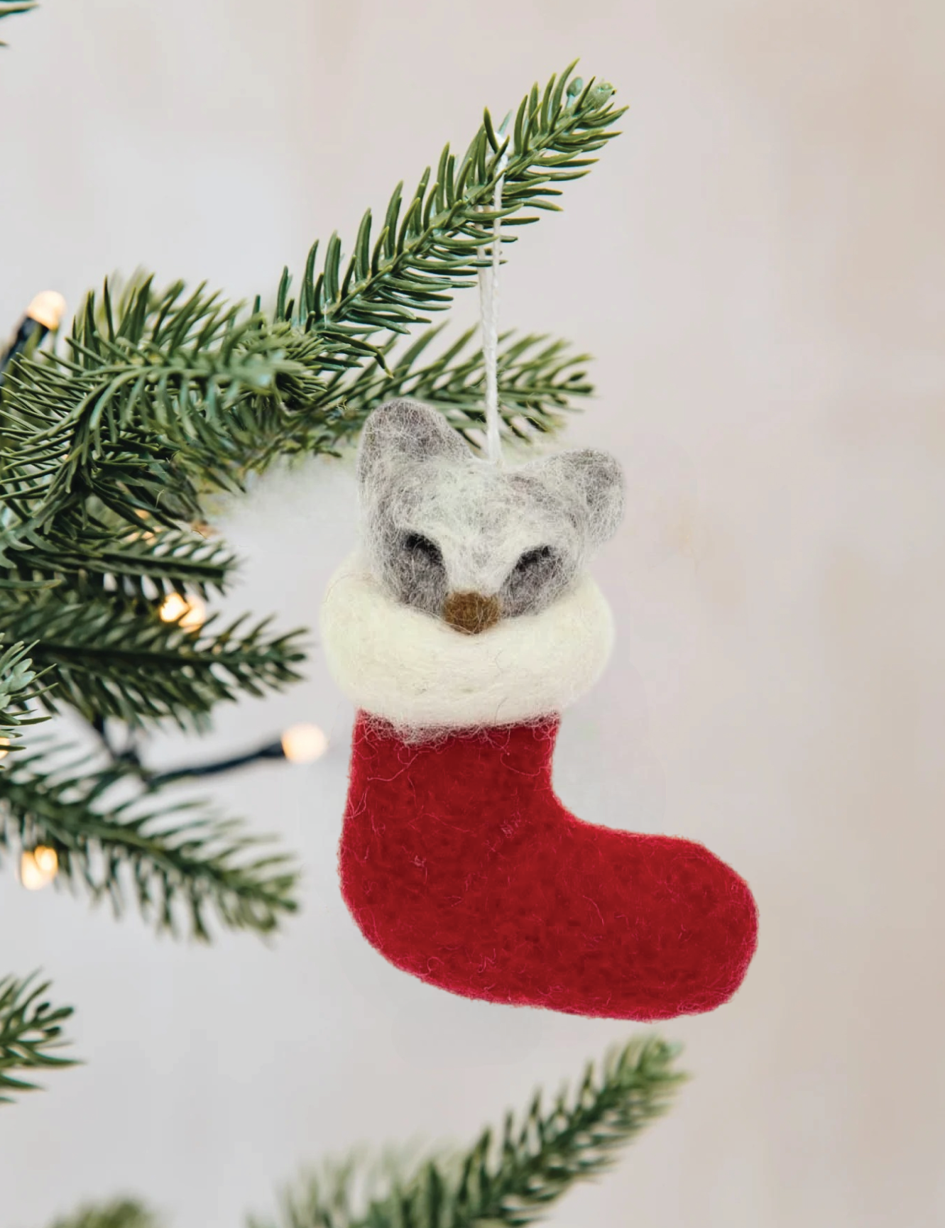 Pakabinama rankų darbo Kalėdų eglutės dekoracija iš veltinio „Meškėnas“