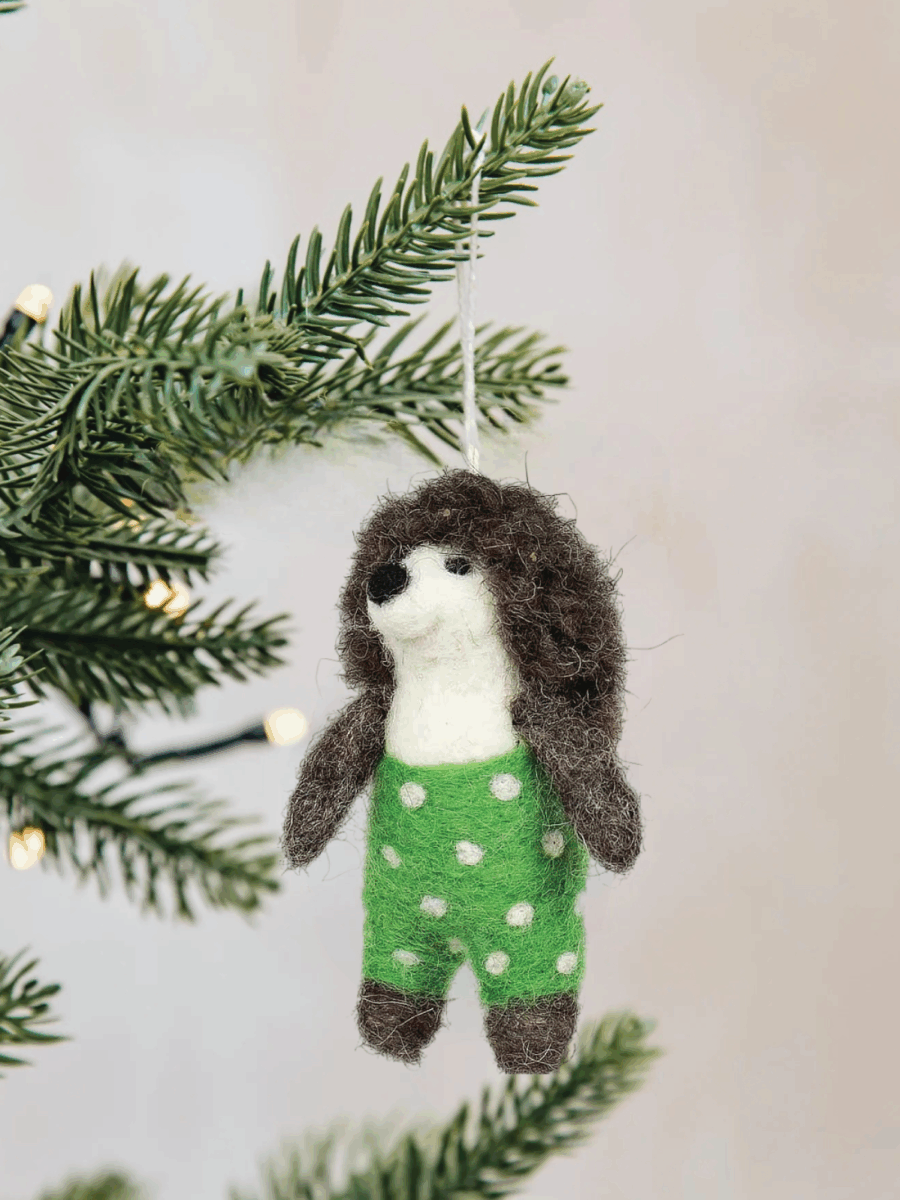 Pakabinama rankų darbo Kalėdų eglutės dekoracija iš veltinio „Ežiukas“