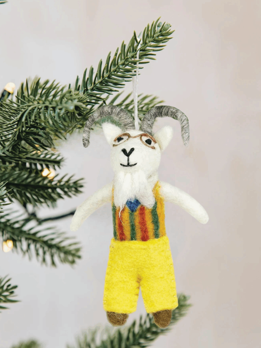 Pakabinama rankų darbo Kalėdų eglutės dekoracija iš veltinio „Avis-senelis“