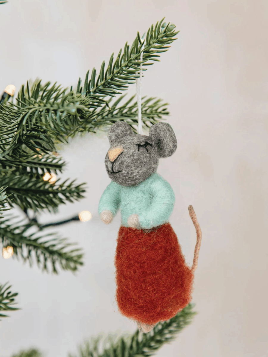 Pakabinama rankų darbo Kalėdų eglutės dekoracija iš veltinio „Pelytė su sijonu“