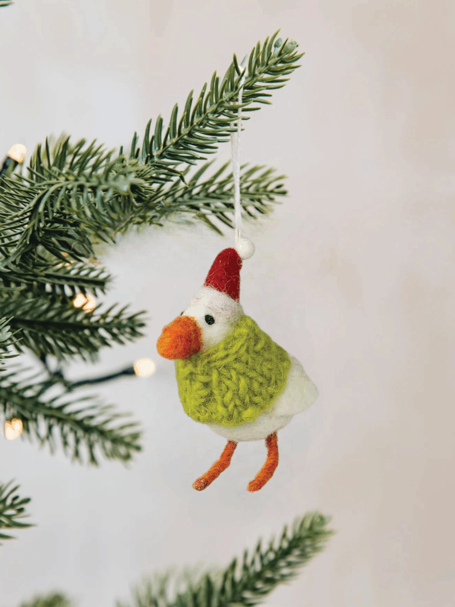 Pakabinama rankų darbo Kalėdų eglutės dekoracija iš veltinio „Žąselė“