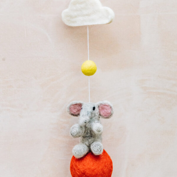 Pakabinama rankų darbo dekoracija iš veltinio „Dramblys su debesėliu“