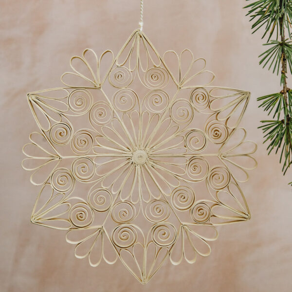 Pakabinama rankų darbo Kalėdinės eglutės dekoracija