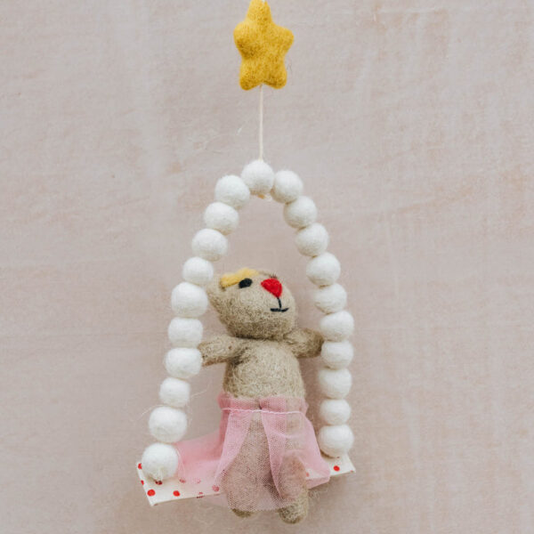 Pakabinama rankų darbo dekoracija iš veltinio „Pelytė ant supynių“