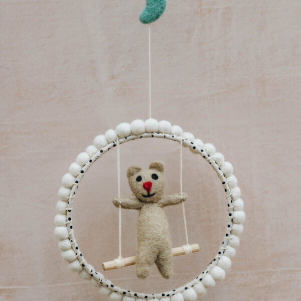 Pakabinama rankų darbo dekoracija iš veltinio „Peliukas ant supynių“