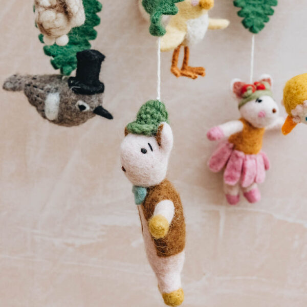 Pakabinama rankų darbo dekoracija iš veltinio „Miško gyventojai“