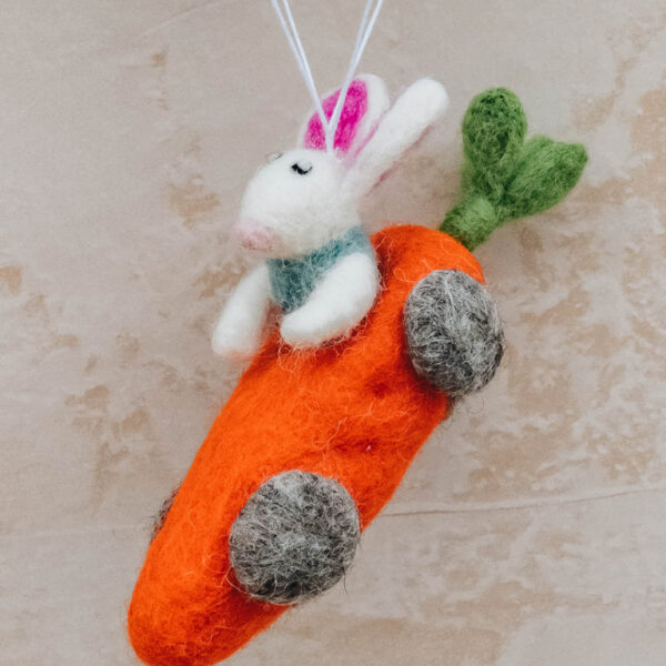 Pakabinama rankų darbo dekoracija iš veltinio „Zuikis su parašiutu“