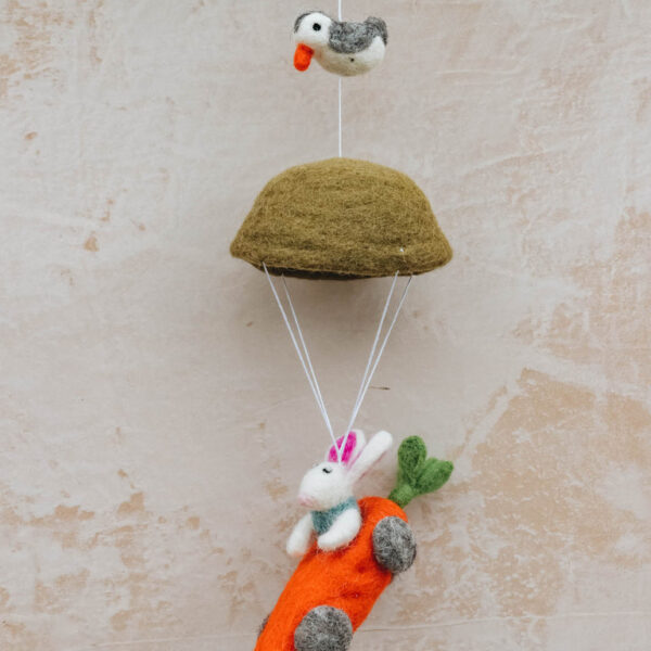 Pakabinama rankų darbo dekoracija iš veltinio „Zuikis su parašiutu“