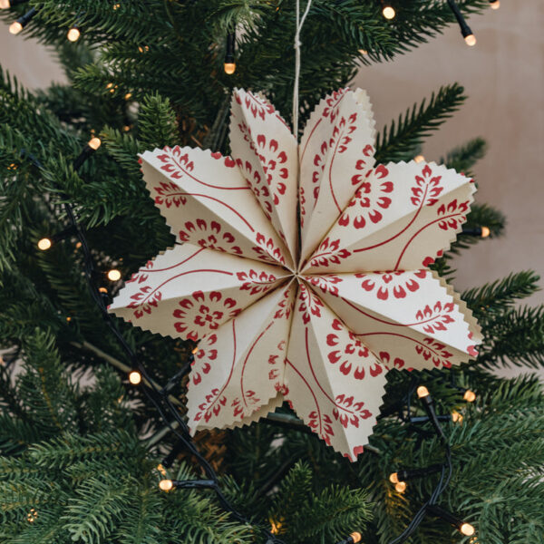 Pakabinama rankų darbo Kalėdinės eglutės dekoracija