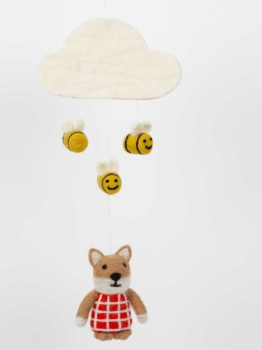 Pakabinama rankų darbo dekoracija iš veltinio „Lapė ir bitės“