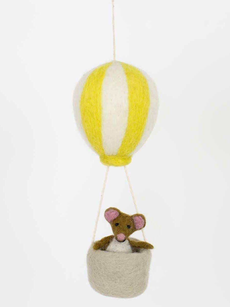 Pakabinama rankų darbo dekoracija iš veltinio „Pelytė oro balione“