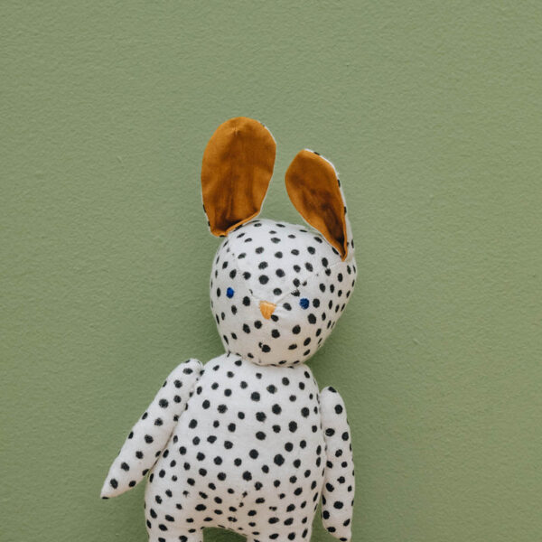 Rankų darbo minkštas pliušinis žaislas vaikams iš medvilnės „Zuikis“