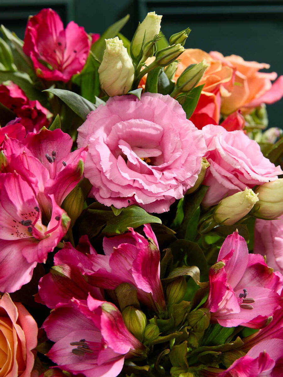 Rožių, eustomų ir žioveinių gėlių puokštė