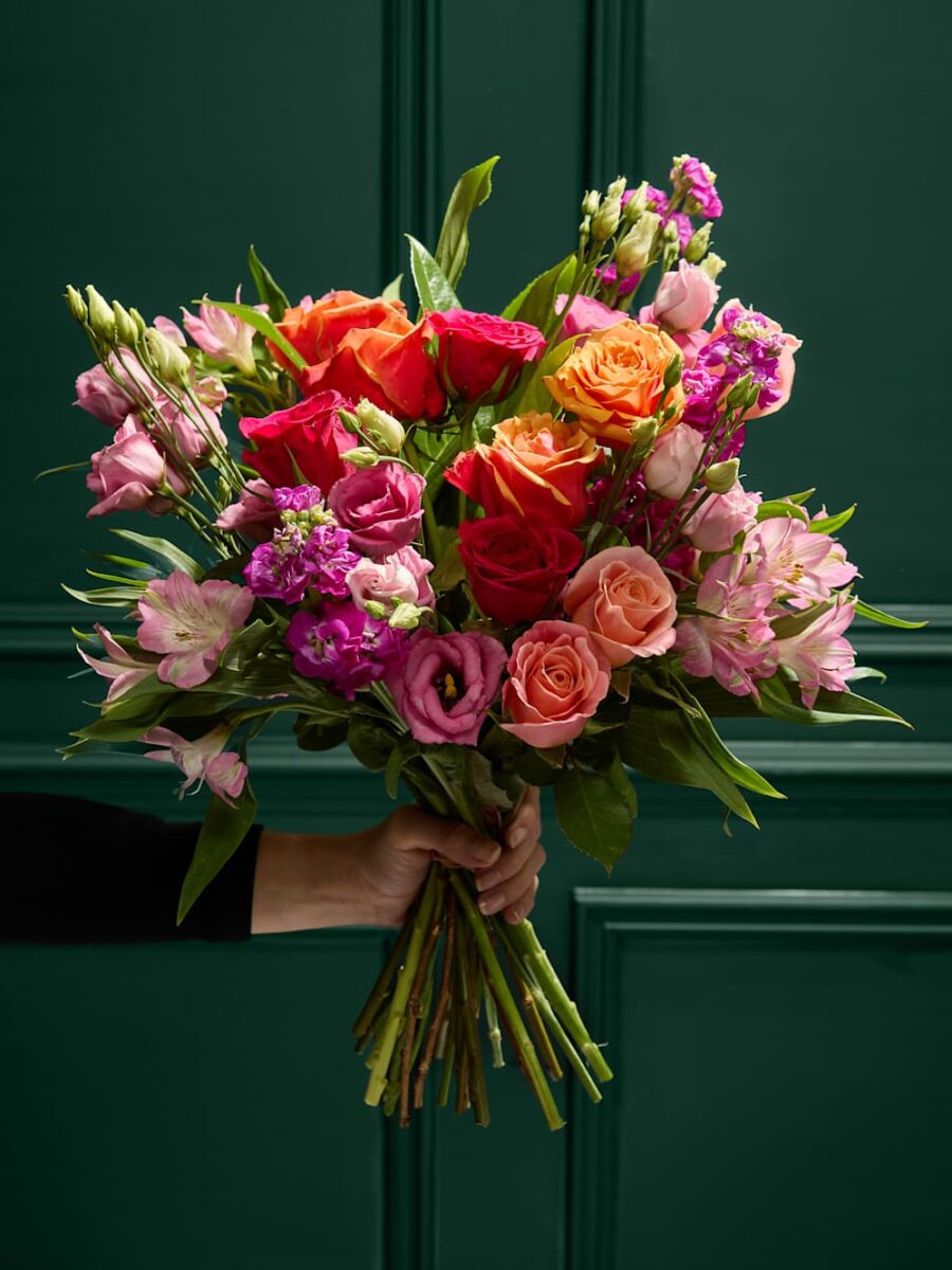 Rožių, eustomų ir žioveinių gėlių puokštė