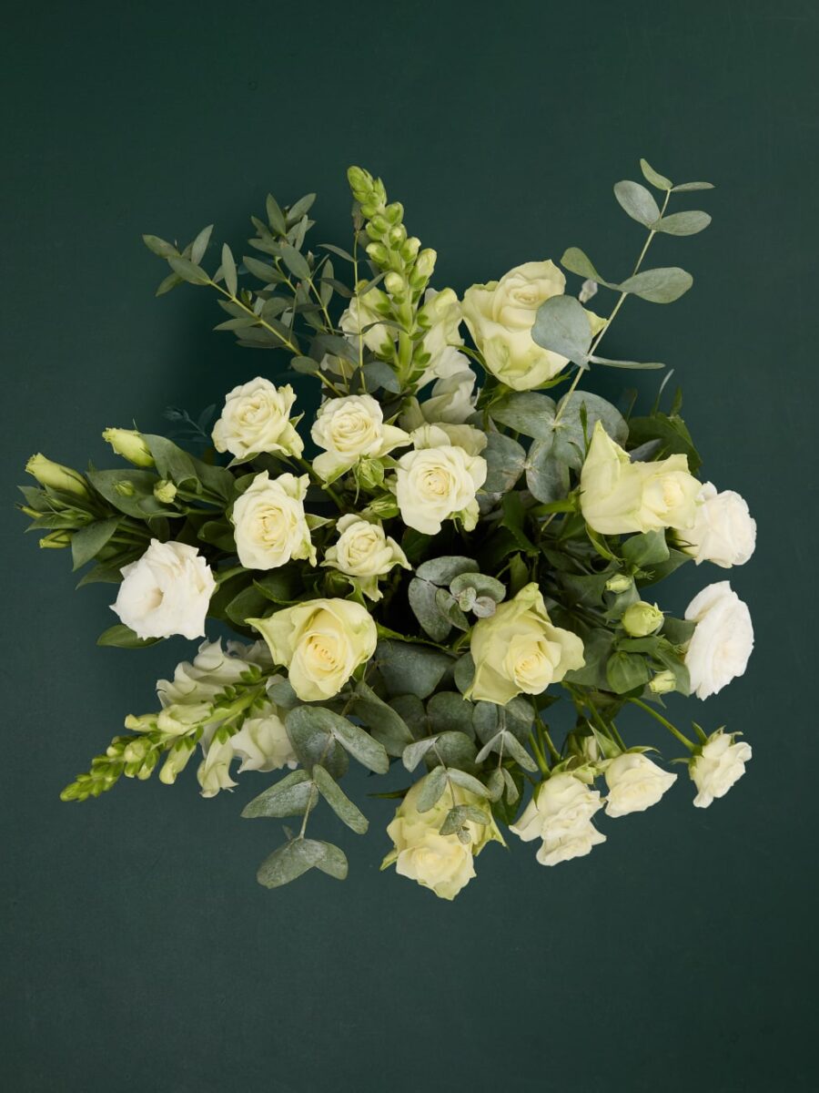 Rožių ir eustomų gėlių puokštė