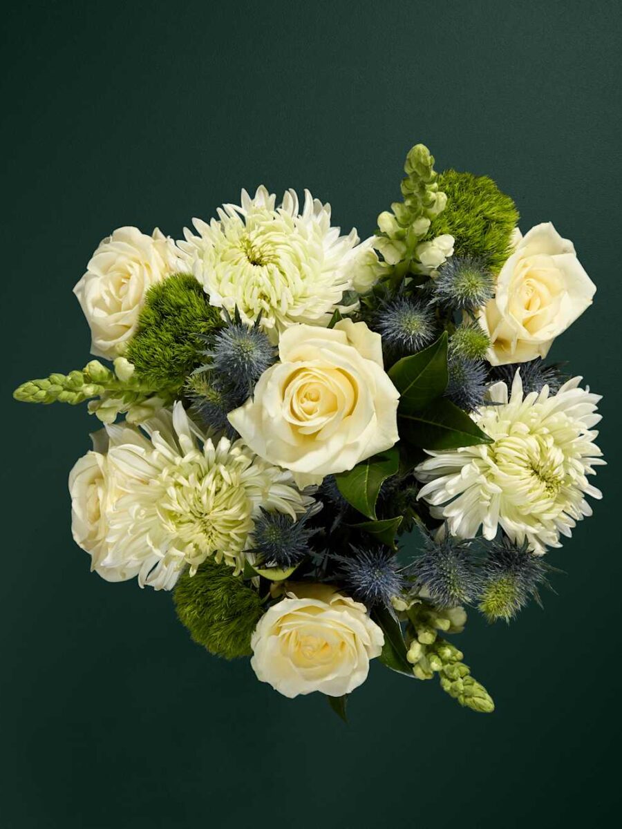 Rožių ir chrizantemų gėlių puokštė