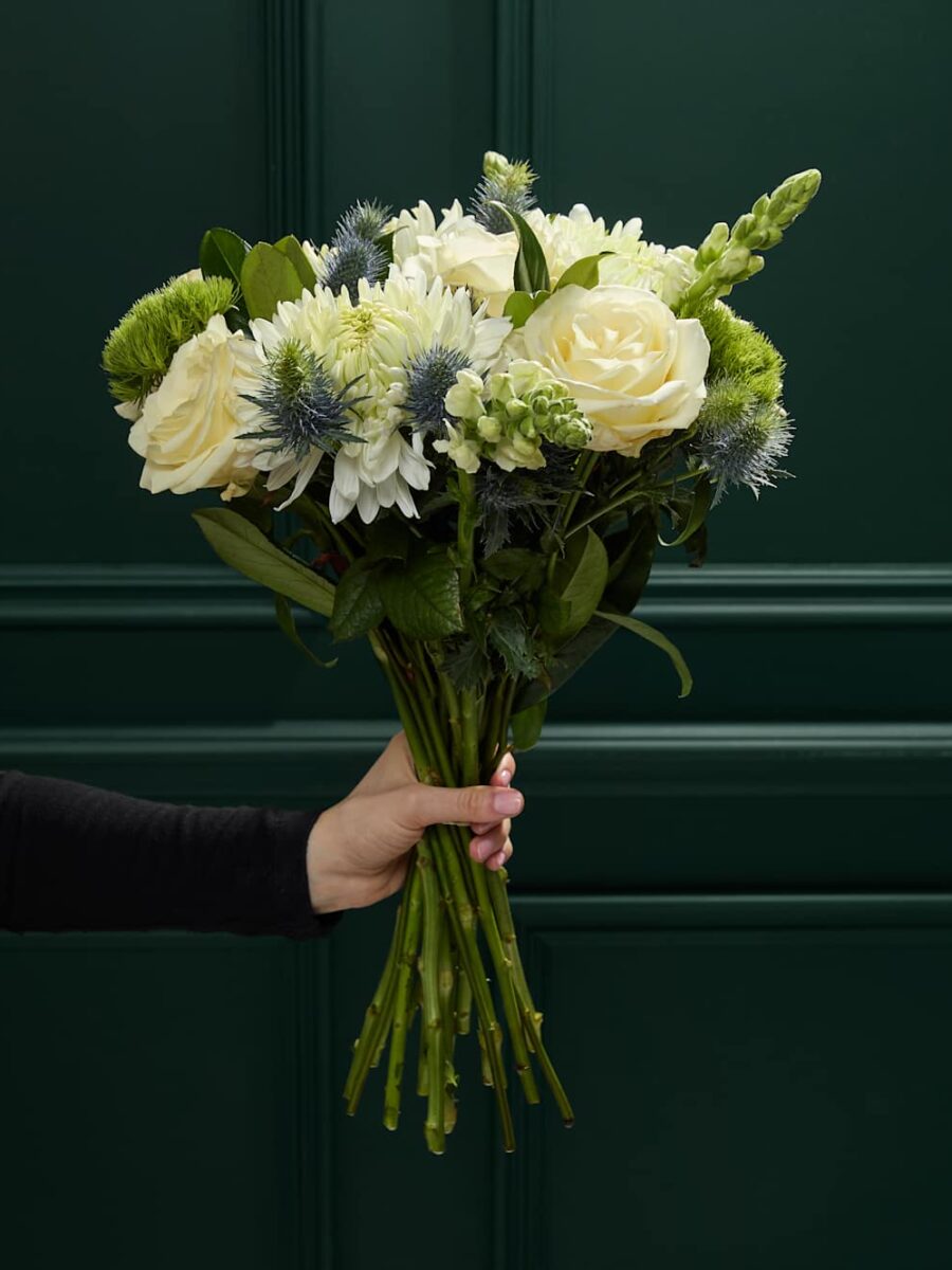 Rožių ir chrizantemų gėlių puokštė