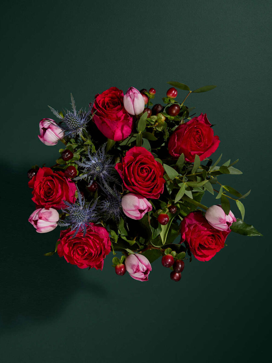 Rožių ir tulpių gėlių puokštė