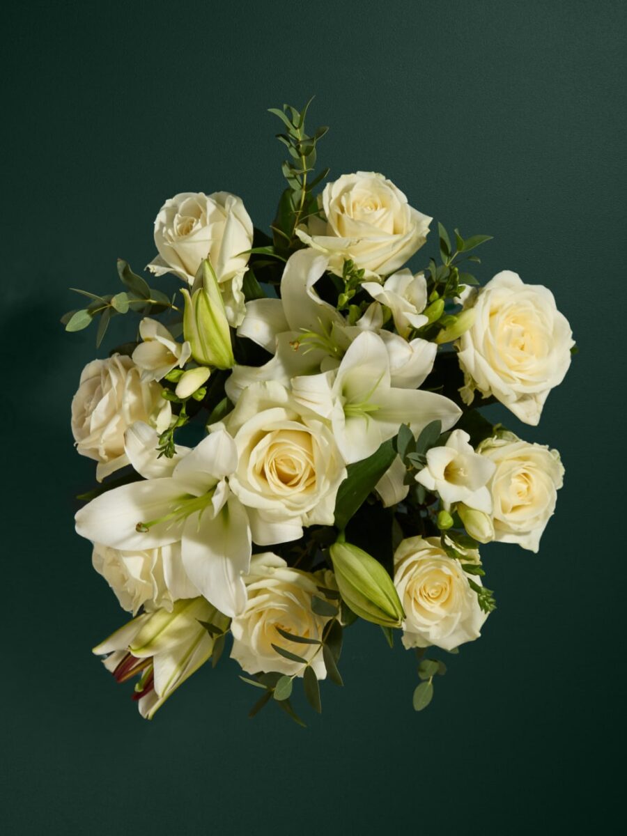 Rožių ir lelijų gėlių puokštė