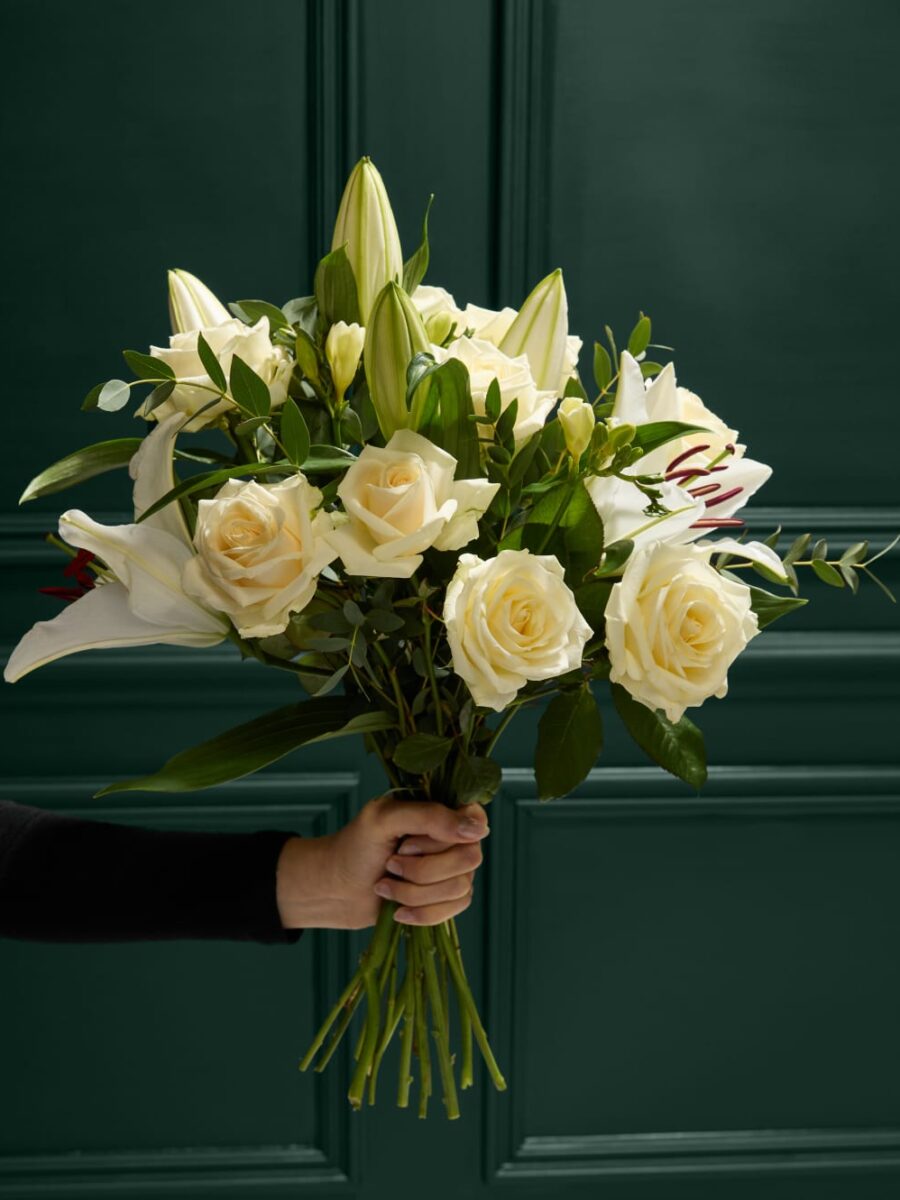 Rožių ir lelijų gėlių puokštė