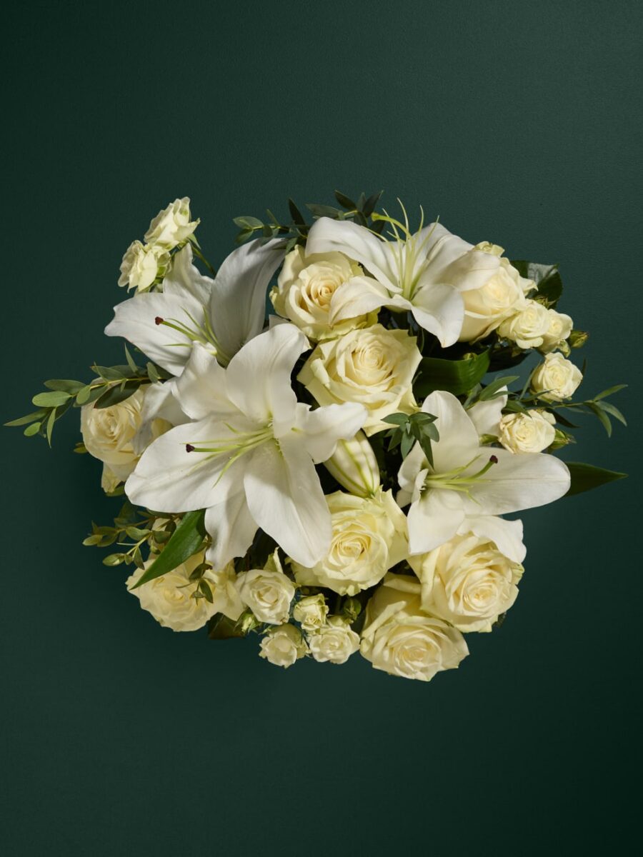 Baltų rožių ir lelijų gėlių puokštė