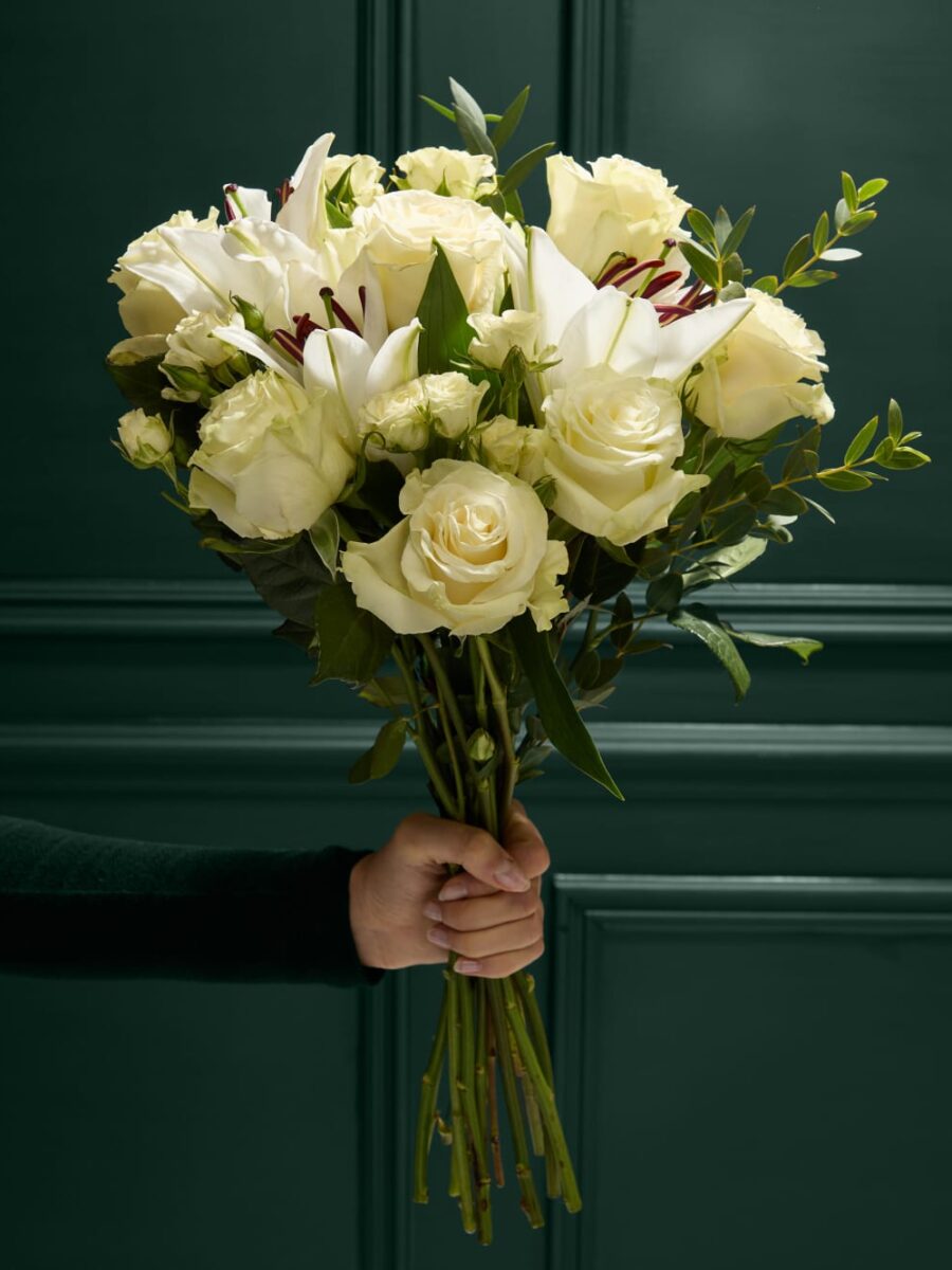 Rožių, smulkiažiedžių rožių ir lelijų gėlių puokštė