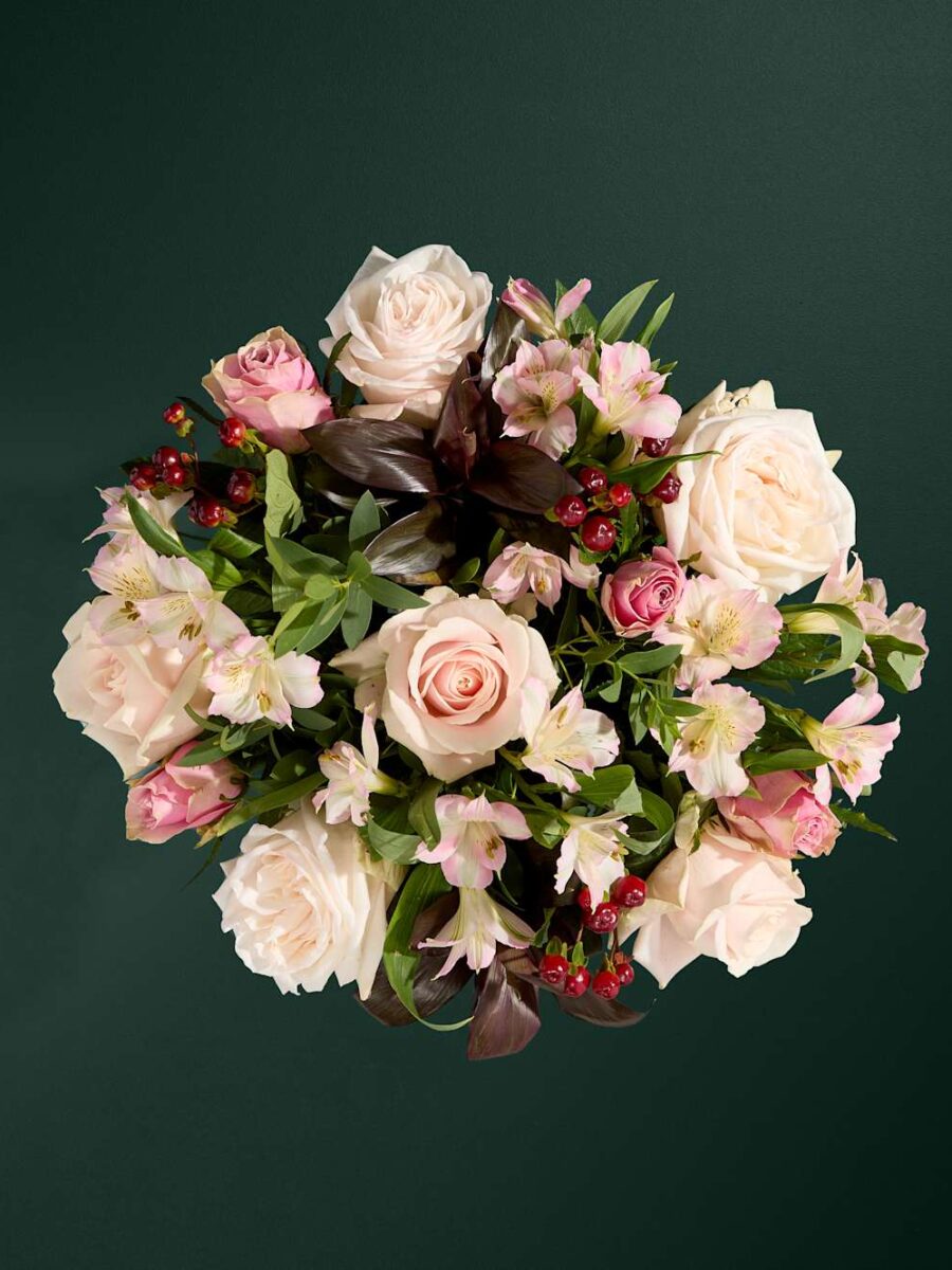 Klasikinių rožių ir eukalipto gėlių puokštė