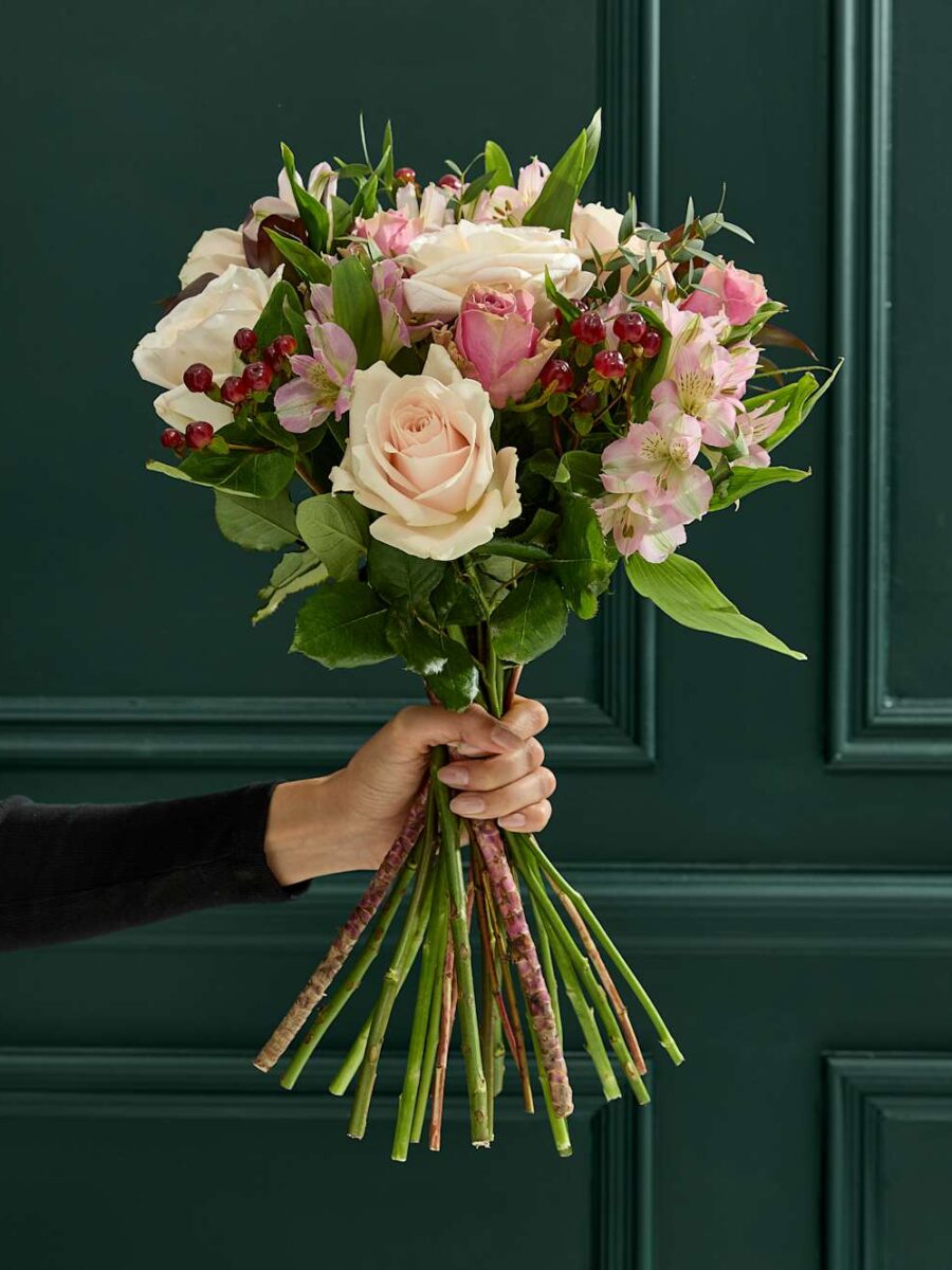 Klasikinių rožių ir eukalipto gėlių puokštė