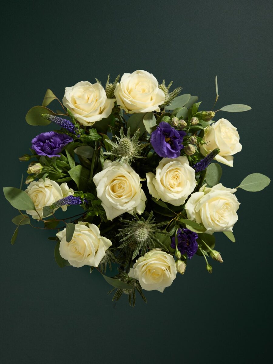 Eustomų ir baltų rožių gėlių puokštė