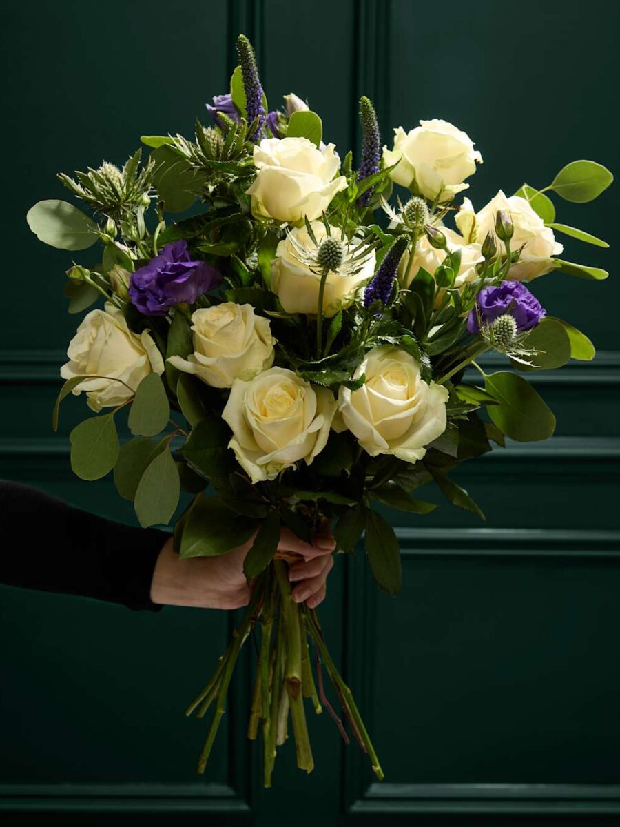 Eustomų ir baltų rožių gėlių puokštė