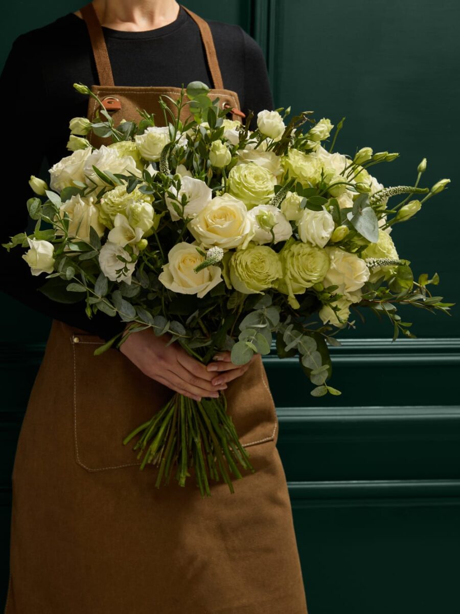 Ypatinga rožių ir frezijų gėlių puokštė