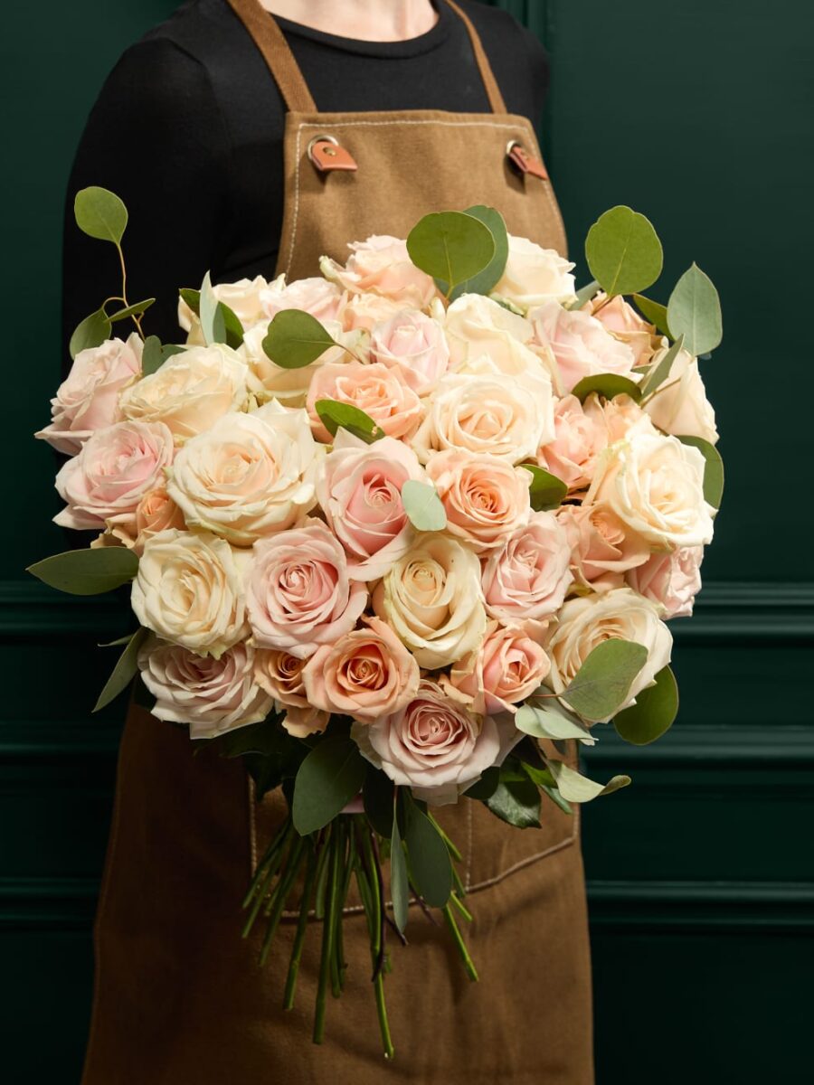 Ypatinga klasikinių rožių gėlių puokštė