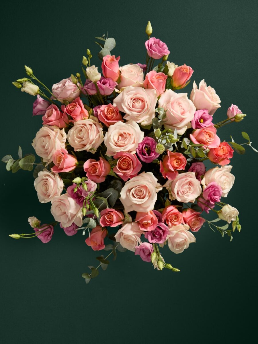 Ypatinga rožių ir eustomų gėlių puokštė