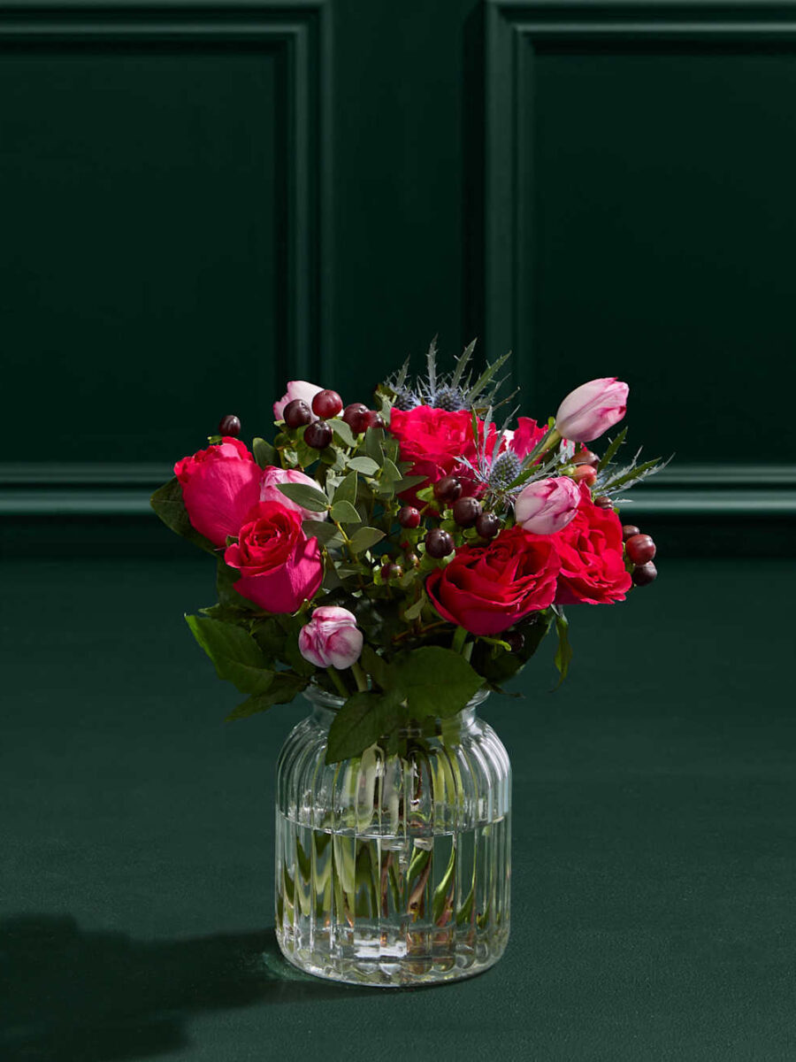 Rožių ir tulpių gėlių puokštė