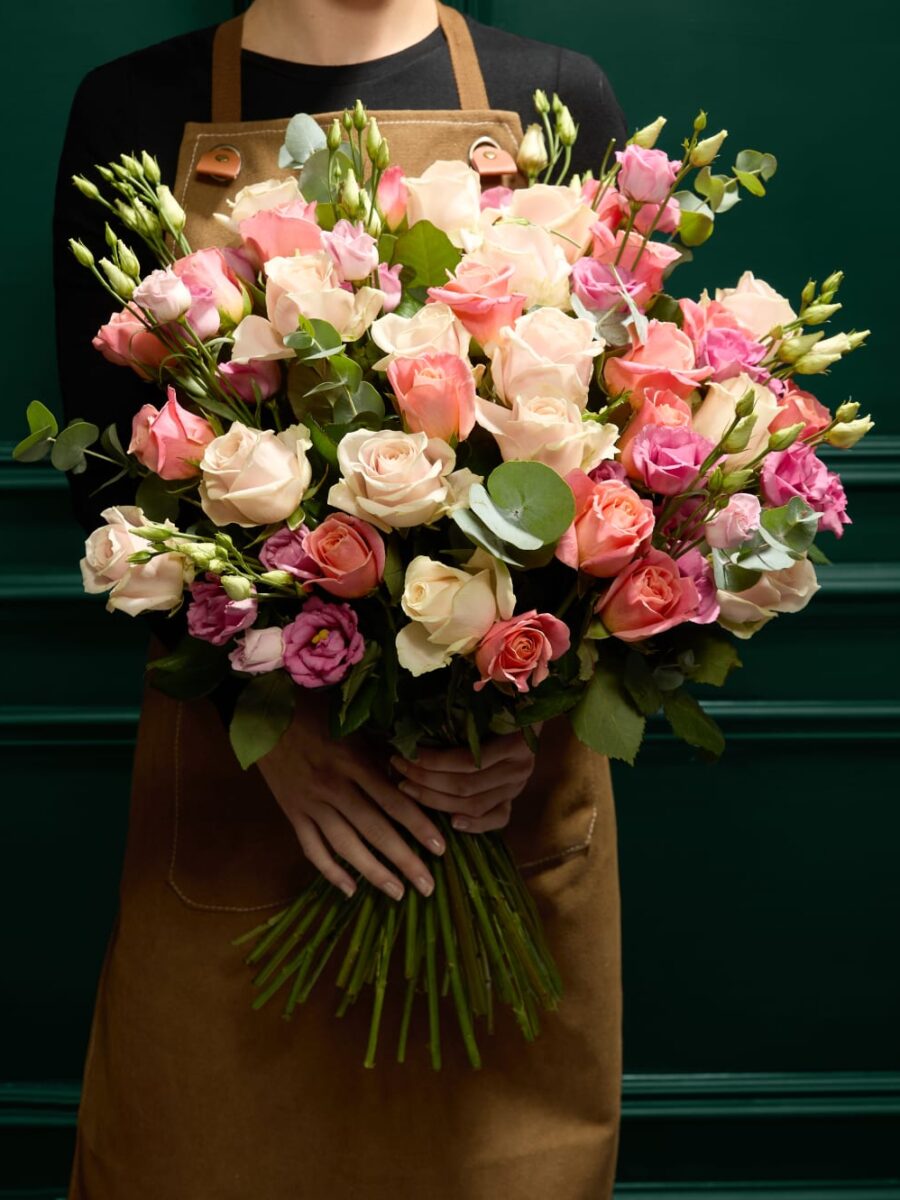 Ypatinga rožių ir eustomų gėlių puokštė