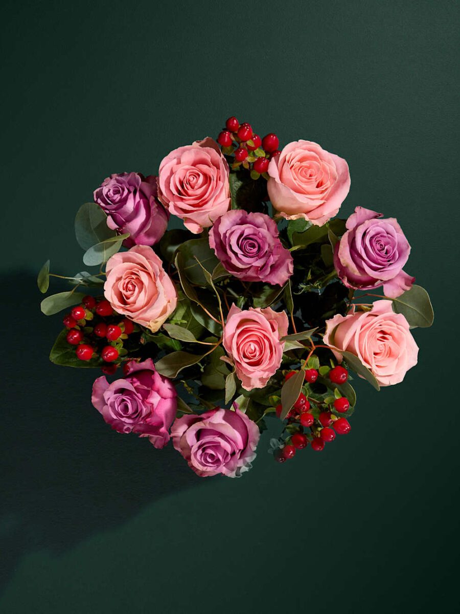 Rožių ir jonažolių gėlių puokštė