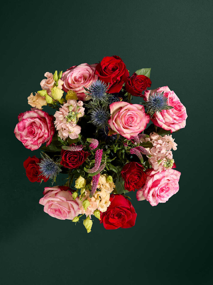 Ypatinga rožių ir eustomų gėlių puokštė