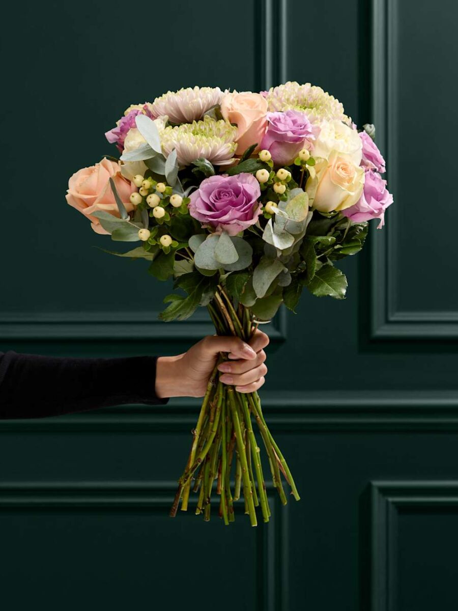 Chrizantemų ir rožių gėlių puokštė