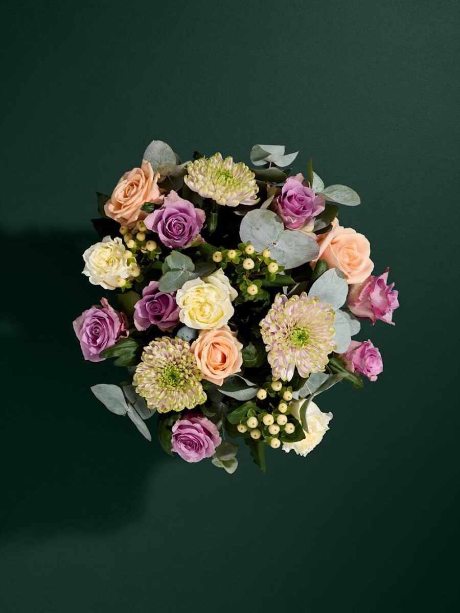 Chrizantemų ir rožių gėlių puokštė